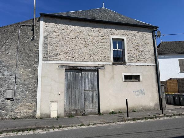 Immeuble de rapport à Tousson 4 appartements + local commercial + garage