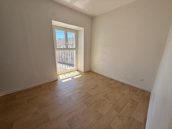 Immeuble de rapport à Tousson 4 appartements + local commercial + garage