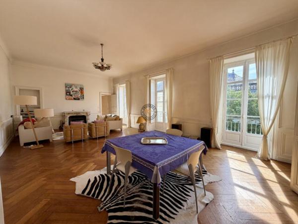 Appartement Place de la Monnaie avec vue  Nantes quartier Gra