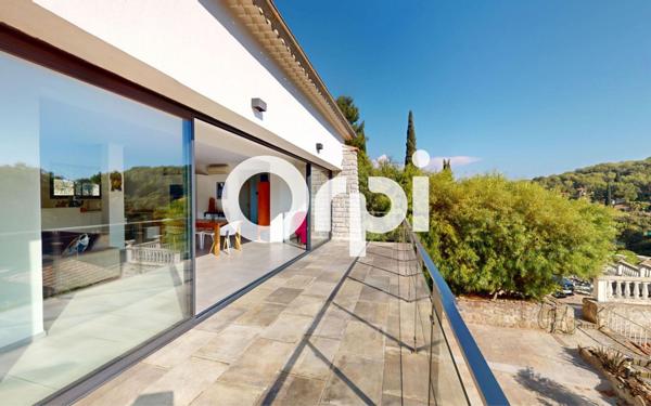 Maison à vendre    5 pièces •  Carqueiranne