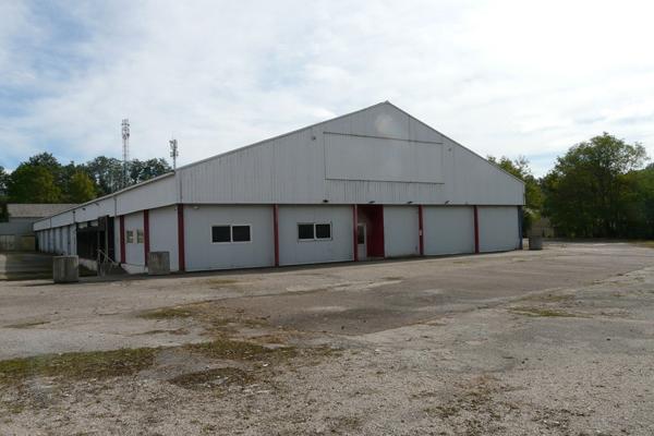 Local Commercial
        
        - 3200 m² 540 000 € *