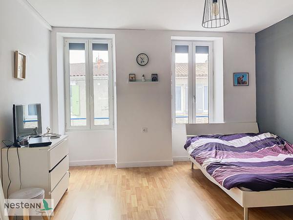 Maison en pierre de plus de 180 m² à vendre en plein centre de de Saujon, avec une suite parentale au rez de chaussée et un jardin. entièrement clos.