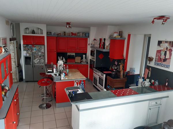 Maison en pierre de plus de 180 m² à vendre en plein centre de de Saujon, avec une suite parentale au rez de chaussée et un jardin. entièrement clos.