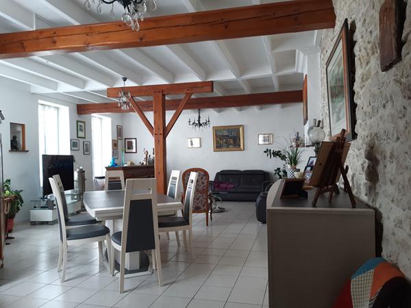 Maison en pierre de plus de 180 m² à vendre en plein centre de de Saujon, avec une suite parentale au rez de chaussée et un jardin. entièrement clos.
