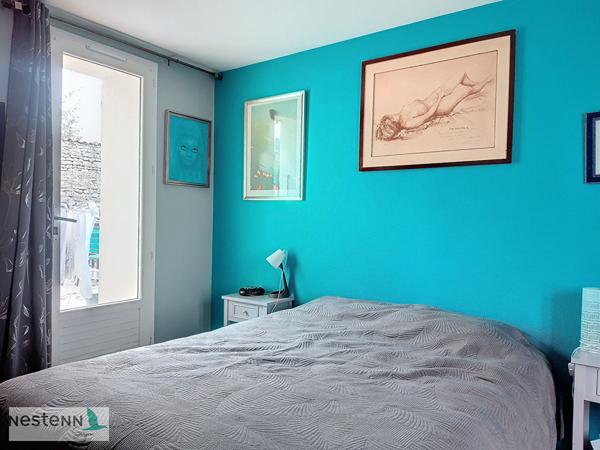 Maison en pierre de plus de 180 m² à vendre en plein centre de de Saujon, avec une suite parentale au rez de chaussée et un jardin. entièrement clos.