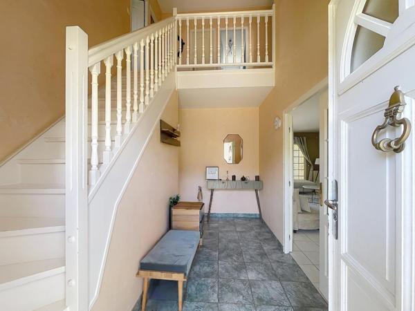 Maison familiale récente, 5 chambres avec sous-sol et garage