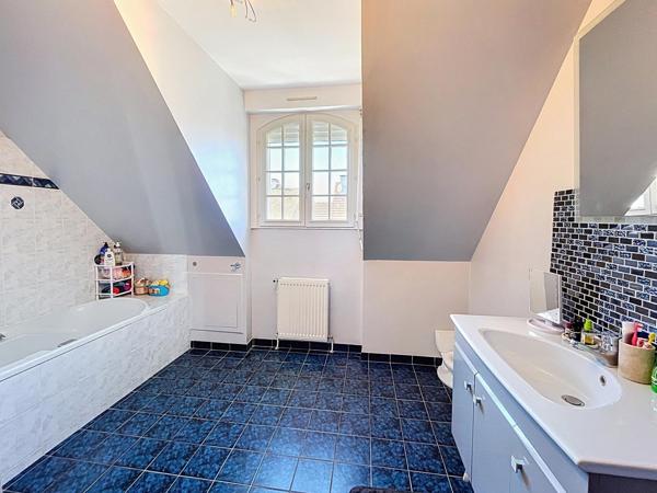 Maison familiale récente, 5 chambres avec sous-sol et garage