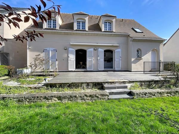 Maison familiale récente, 5 chambres avec sous-sol et garage