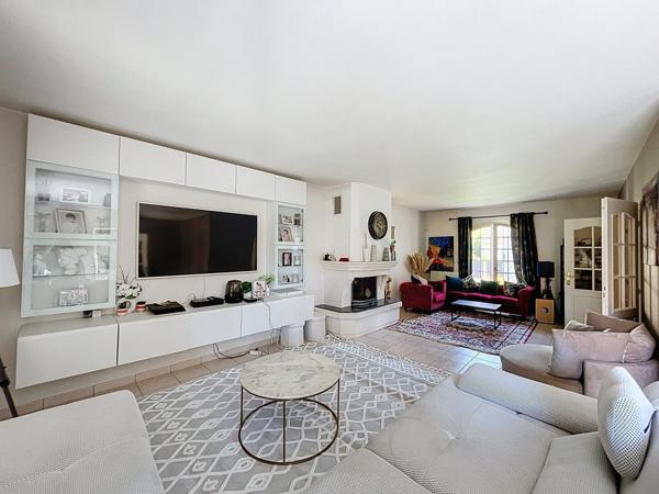 Maison familiale récente, 5 chambres avec sous-sol et garage