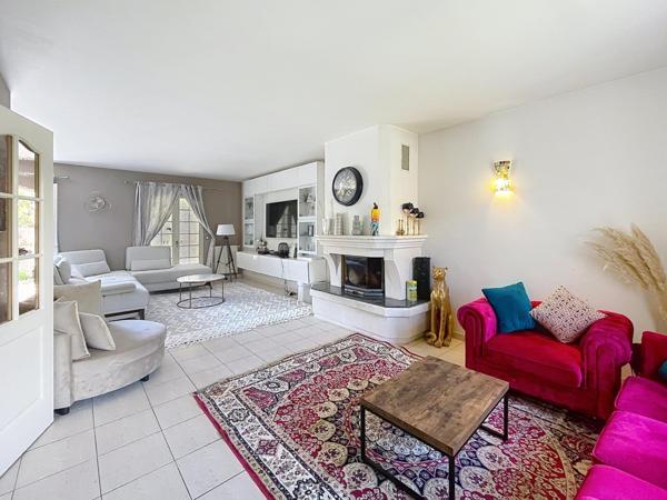 Maison familiale récente, 5 chambres avec sous-sol et garage