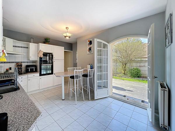 Maison familiale récente, 5 chambres avec sous-sol et garage