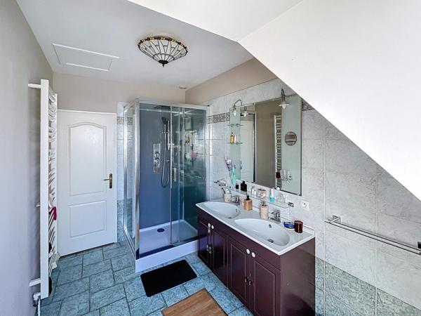 Maison familiale récente, 5 chambres avec sous-sol et garage