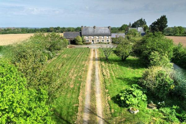 Maison  de caractère 156 m2 , 4 ch, terrain de 4 000 m2, à 5 mn de la mer