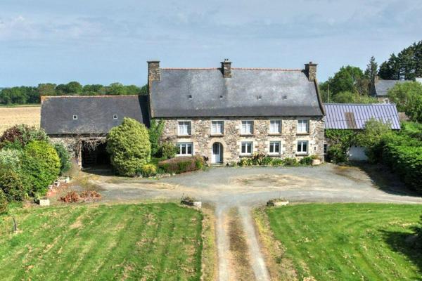 Maison  de caractère 156 m2 , 4 ch, terrain de 4 000 m2, à 5 mn de la mer