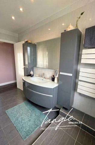 Maison
         4 pièces
        - 82 m² 257 000 € *