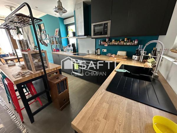 Maison de ville sur trois niveaux, belle hauteur sous le plafond, cour et garage