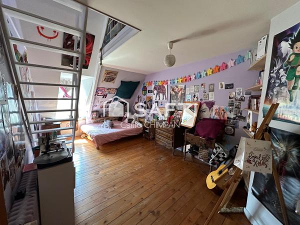 Maison de ville sur trois niveaux, belle hauteur sous le plafond, cour et garage