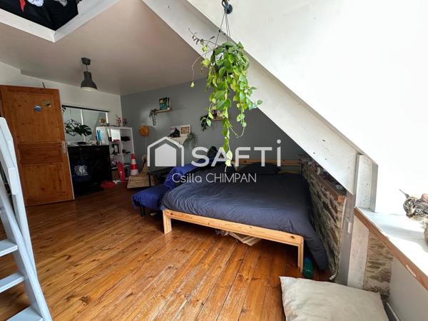 Maison de ville sur trois niveaux, belle hauteur sous le plafond, cour et garage