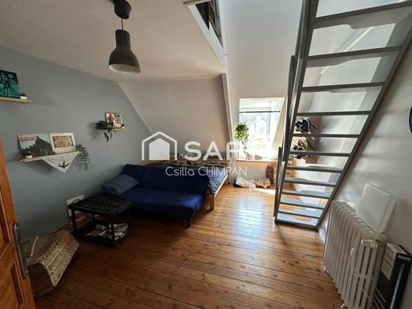 Maison de ville sur trois niveaux, belle hauteur sous le plafond, cour et garage