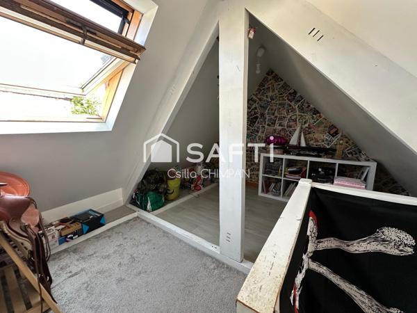 Maison de ville sur trois niveaux, belle hauteur sous le plafond, cour et garage