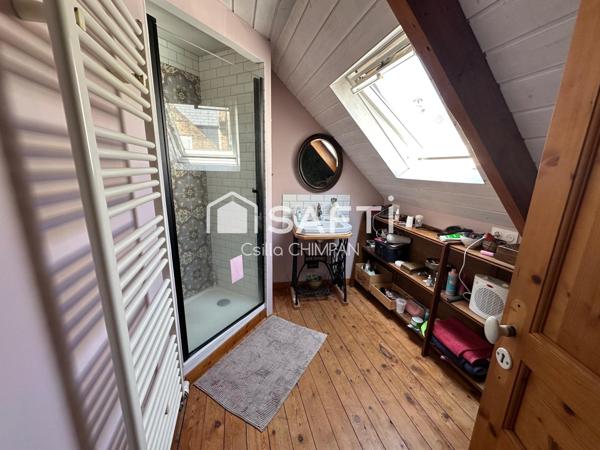 Maison de ville sur trois niveaux, belle hauteur sous le plafond, cour et garage