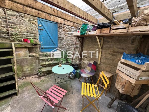 Maison de ville sur trois niveaux, belle hauteur sous le plafond, cour et garage