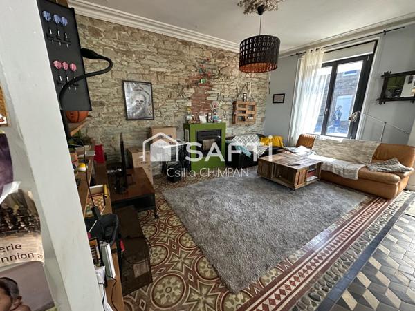 Maison de ville sur trois niveaux, belle hauteur sous le plafond, cour et garage