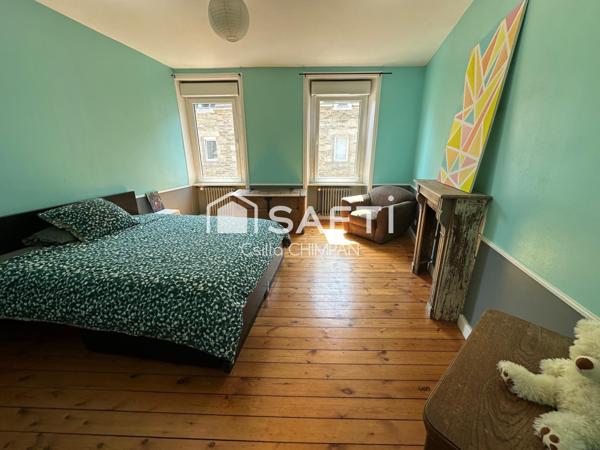 Maison de ville sur trois niveaux, belle hauteur sous le plafond, cour et garage