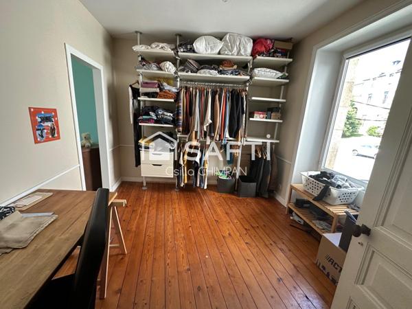 Maison de ville sur trois niveaux, belle hauteur sous le plafond, cour et garage