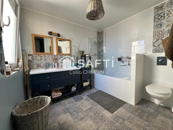 Maison de ville sur trois niveaux, belle hauteur sous le plafond, cour et garage