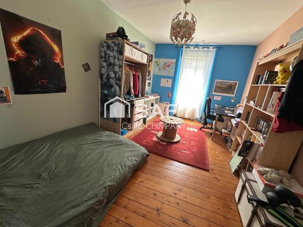 Maison de ville sur trois niveaux, belle hauteur sous le plafond, cour et garage