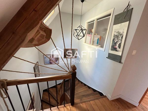 Maison de ville sur trois niveaux, belle hauteur sous le plafond, cour et garage