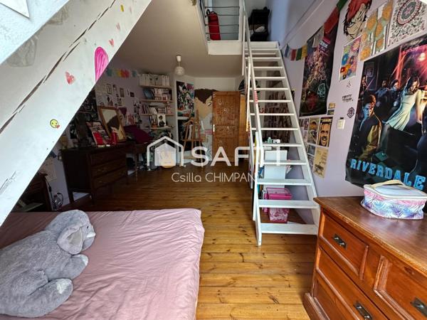 Maison de ville sur trois niveaux, belle hauteur sous le plafond, cour et garage