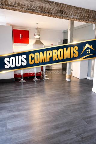 Idéal pour un premier achat ou un investissement locatif !
Idéalement situé à proximité du centre-ville, des commerces et de la gare RER D, venez découvrir ce charmant appartement de 36 m², entièrement rénové, alliant modernité, confort et fonctionnalité.
Situé au premier étage d'une petite copropriété à syndic bénévole, venez découvrir ce charmant appartement de 36 m², entièrement rénové, alliant modernité, confort et fonctionnalité.
Vous serez séduit par sa belle pièce de vie accueillante, agrémentée d'une cuisine aménagée et équipée, offrant un espace agréable et fonctionnel au quotidien.
L'espace nuit se compose d'une chambre confortable, complétée par une salle d'eau.
Récemment rénové, cet appartement bénéficie de menuiseries en PVC double vitrage et ne nécessite aucun travaux intérieurs.
Les atouts de ce bien : une rénovation récente, une cuisine équipée, une petite copropriété à gestion bénévole et un agencement optimisé.