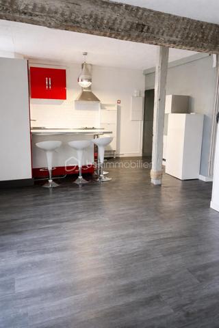 Idéal pour un premier achat ou un investissement locatif !
Idéalement situé à proximité du centre-ville, des commerces et de la gare RER D, venez découvrir ce charmant appartement de 36 m², entièrement rénové, alliant modernité, confort et fonctionnalité.
Situé au premier étage d'une petite copropriété à syndic bénévole, venez découvrir ce charmant appartement de 36 m², entièrement rénové, alliant modernité, confort et fonctionnalité.
Vous serez séduit par sa belle pièce de vie accueillante, agrémentée d'une cuisine aménagée et équipée, offrant un espace agréable et fonctionnel au quotidien.
L'espace nuit se compose d'une chambre confortable, complétée par une salle d'eau.
Récemment rénové, cet appartement bénéficie de menuiseries en PVC double vitrage et ne nécessite aucun travaux intérieurs.
Les atouts de ce bien : une rénovation récente, une cuisine équipée, une petite copropriété à gestion bénévole et un agencement optimisé.