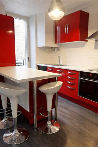 Idéal pour un premier achat ou un investissement locatif !
Idéalement situé à proximité du centre-ville, des commerces et de la gare RER D, venez découvrir ce charmant appartement de 36 m², entièrement rénové, alliant modernité, confort et fonctionnalité.
Situé au premier étage d'une petite copropriété à syndic bénévole, venez découvrir ce charmant appartement de 36 m², entièrement rénové, alliant modernité, confort et fonctionnalité.
Vous serez séduit par sa belle pièce de vie accueillante, agrémentée d'une cuisine aménagée et équipée, offrant un espace agréable et fonctionnel au quotidien.
L'espace nuit se compose d'une chambre confortable, complétée par une salle d'eau.
Récemment rénové, cet appartement bénéficie de menuiseries en PVC double vitrage et ne nécessite aucun travaux intérieurs.
Les atouts de ce bien : une rénovation récente, une cuisine équipée, une petite copropriété à gestion bénévole et un agencement optimisé.