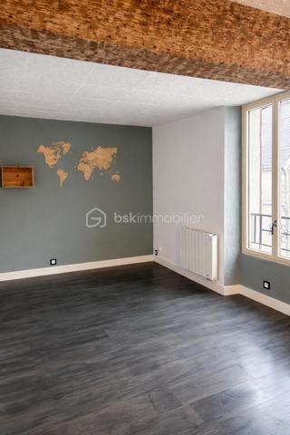 Idéal pour un premier achat ou un investissement locatif !
Idéalement situé à proximité du centre-ville, des commerces et de la gare RER D, venez découvrir ce charmant appartement de 36 m², entièrement rénové, alliant modernité, confort et fonctionnalité.
Situé au premier étage d'une petite copropriété à syndic bénévole, venez découvrir ce charmant appartement de 36 m², entièrement rénové, alliant modernité, confort et fonctionnalité.
Vous serez séduit par sa belle pièce de vie accueillante, agrémentée d'une cuisine aménagée et équipée, offrant un espace agréable et fonctionnel au quotidien.
L'espace nuit se compose d'une chambre confortable, complétée par une salle d'eau.
Récemment rénové, cet appartement bénéficie de menuiseries en PVC double vitrage et ne nécessite aucun travaux intérieurs.
Les atouts de ce bien : une rénovation récente, une cuisine équipée, une petite copropriété à gestion bénévole et un agencement optimisé.