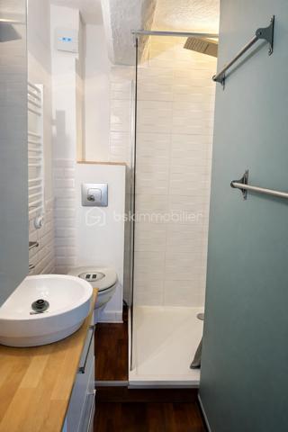 Idéal pour un premier achat ou un investissement locatif !
Idéalement situé à proximité du centre-ville, des commerces et de la gare RER D, venez découvrir ce charmant appartement de 36 m², entièrement rénové, alliant modernité, confort et fonctionnalité.
Situé au premier étage d'une petite copropriété à syndic bénévole, venez découvrir ce charmant appartement de 36 m², entièrement rénové, alliant modernité, confort et fonctionnalité.
Vous serez séduit par sa belle pièce de vie accueillante, agrémentée d'une cuisine aménagée et équipée, offrant un espace agréable et fonctionnel au quotidien.
L'espace nuit se compose d'une chambre confortable, complétée par une salle d'eau.
Récemment rénové, cet appartement bénéficie de menuiseries en PVC double vitrage et ne nécessite aucun travaux intérieurs.
Les atouts de ce bien : une rénovation récente, une cuisine équipée, une petite copropriété à gestion bénévole et un agencement optimisé.