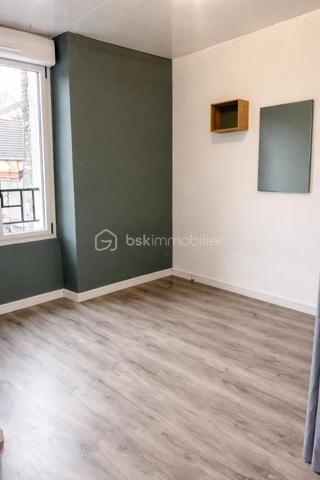 Idéal pour un premier achat ou un investissement locatif !
Idéalement situé à proximité du centre-ville, des commerces et de la gare RER D, venez découvrir ce charmant appartement de 36 m², entièrement rénové, alliant modernité, confort et fonctionnalité.
Situé au premier étage d'une petite copropriété à syndic bénévole, venez découvrir ce charmant appartement de 36 m², entièrement rénové, alliant modernité, confort et fonctionnalité.
Vous serez séduit par sa belle pièce de vie accueillante, agrémentée d'une cuisine aménagée et équipée, offrant un espace agréable et fonctionnel au quotidien.
L'espace nuit se compose d'une chambre confortable, complétée par une salle d'eau.
Récemment rénové, cet appartement bénéficie de menuiseries en PVC double vitrage et ne nécessite aucun travaux intérieurs.
Les atouts de ce bien : une rénovation récente, une cuisine équipée, une petite copropriété à gestion bénévole et un agencement optimisé.