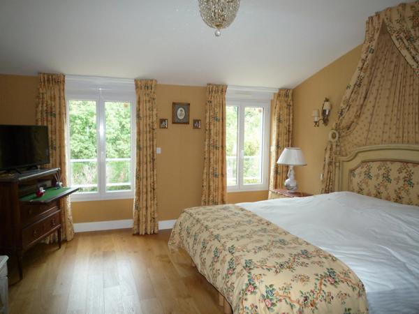 Dpt Seine et Marne (77), à vendre proche de MEAUX superbe propriété de 450 m2 sur terrain arboré de 2 herctares