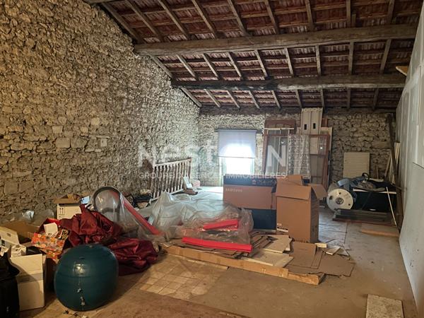 FAINS-VEEL - Maison de 105m² vaste séjour, deux chambres, jardin clos et garage.