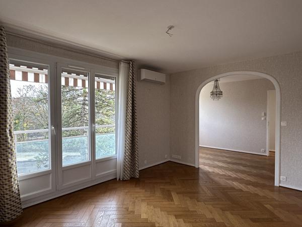 Appartement
                                                                                                                                                                                                                                                                                                                        5 pièce(s)                                                                                                                                                                                                          3 chambre(s)                                                                                                                                                                                                          93  m²