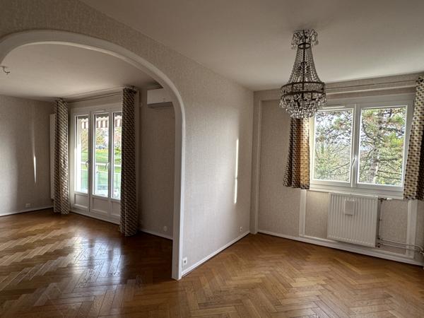Appartement
                                                                                                                                                                                                                                                                                                                        5 pièce(s)                                                                                                                                                                                                          3 chambre(s)                                                                                                                                                                                                          93  m²
