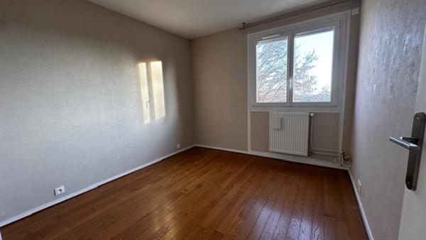 Appartement
                                                                                                                                                                                                                                                                                                                        5 pièce(s)                                                                                                                                                                                                          3 chambre(s)                                                                                                                                                                                                          93  m²