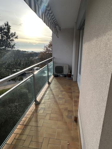 Appartement
                                                                                                                                                                                                                                                                                                                        5 pièce(s)                                                                                                                                                                                                          3 chambre(s)                                                                                                                                                                                                          93  m²