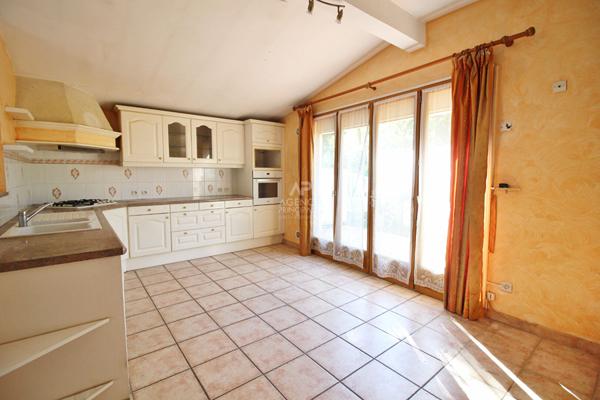 Ermont - Maison offrant volumes et beau potentiel ! €359 000 ** - Référence 25-3845