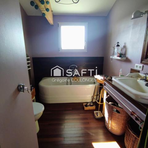 Maison récente de 7 pièces sur terrain arboré