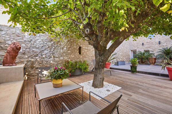 Demeure de charme rénovée ? 215 m² ? Extérieurs confidentiels ? Garage ? Centre village