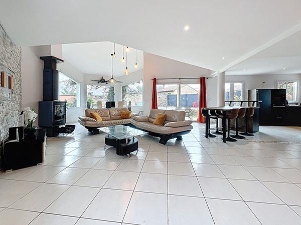 Valence le Grand Rousset superbe maison 6 pièces de 151 m2, 4 chambres et grand garage sur une parcelle de 554m² avec piscine