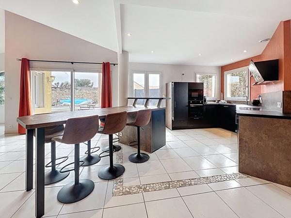 Valence le Grand Rousset superbe maison 6 pièces de 151 m2, 4 chambres et grand garage sur une parcelle de 554m² avec piscine